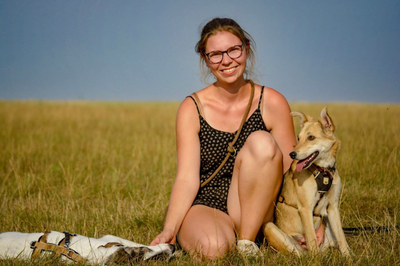 Katharina Bernhardt mit Hund auf einer Wiese